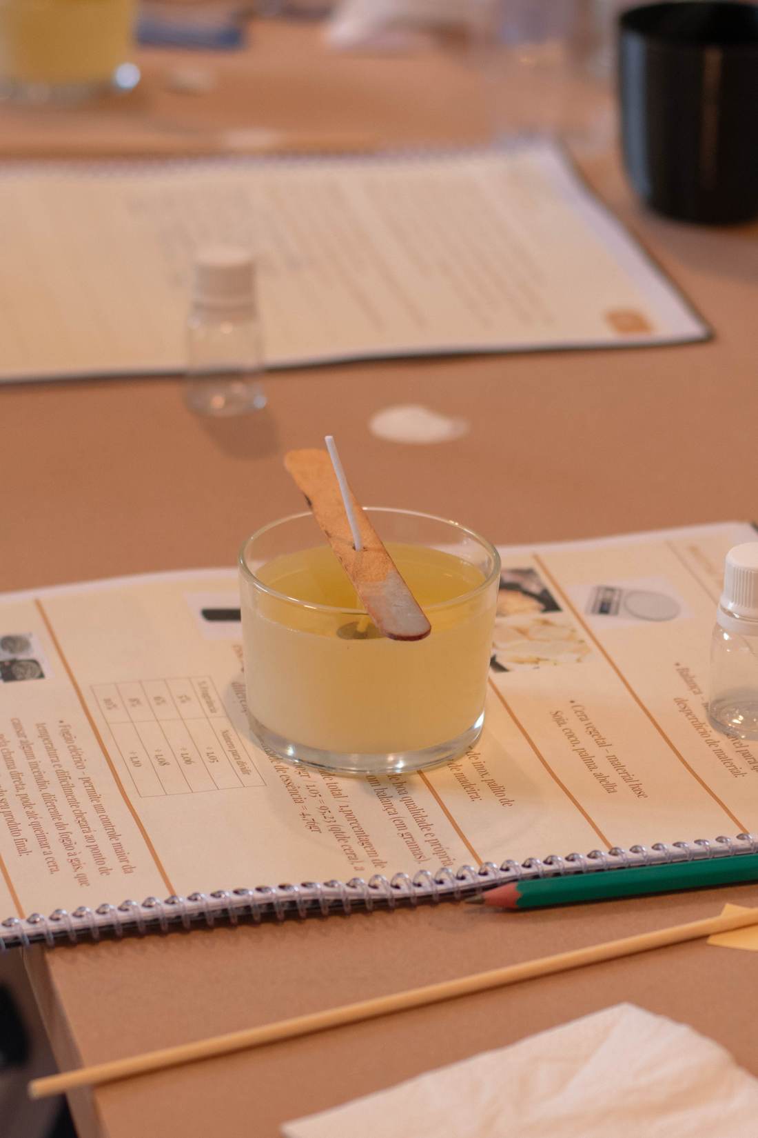Vela artesanal sendo produzida durante o curso Inspire